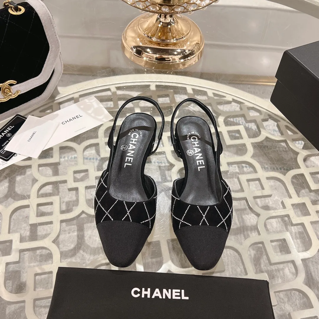 👟👟Ex-factory price 540👟👟 CHANEL Xiangjia 25vs spring and summer new fashion sandals series... Chanel is a very comprehensive noble fashion lifestyle brand. The same models are sold by major fashion bloggers and celebrities in Hong Kong, the United States, and other countries. They are simply beautiful. I fall in love with elegance and the playful sense of the future. I want to own them right away just by looking at them. But you can really think about a pair of exquisite high heels. This series is specially designed for extraordinary and indifferent ladies to create a unique overall effect. CHANEL designs products that inspire women to move forward and highlight their charm... 1️⃣Material: original customized high mercerized sheepskin 2️⃣Inner lining: original customized imported sheepskin 3️⃣Feet: original customized imported sheepskin 4️⃣Outsole: genuine leather sole imported from Italy 5️⃣Heel height: 2.5cm/6.5cm/9cm 6️⃣Number: 34-43 (34.40.41.42.43 customized is not returnable) 7️⃣Packaging: The latest and exquisite full set of packaging at the counter